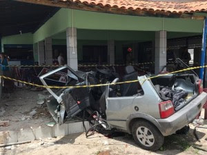 Motorista saiu da curva, bateu em kombi e atingiu restaurante em Santa Rita (Foto: Walter Paparazzo/G1)