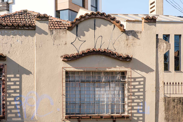 Casa na Rua Augusto Severo - detalhe platibanda e janela