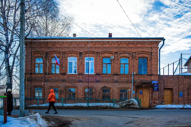 Старое кирпичное здание у дороги в селе