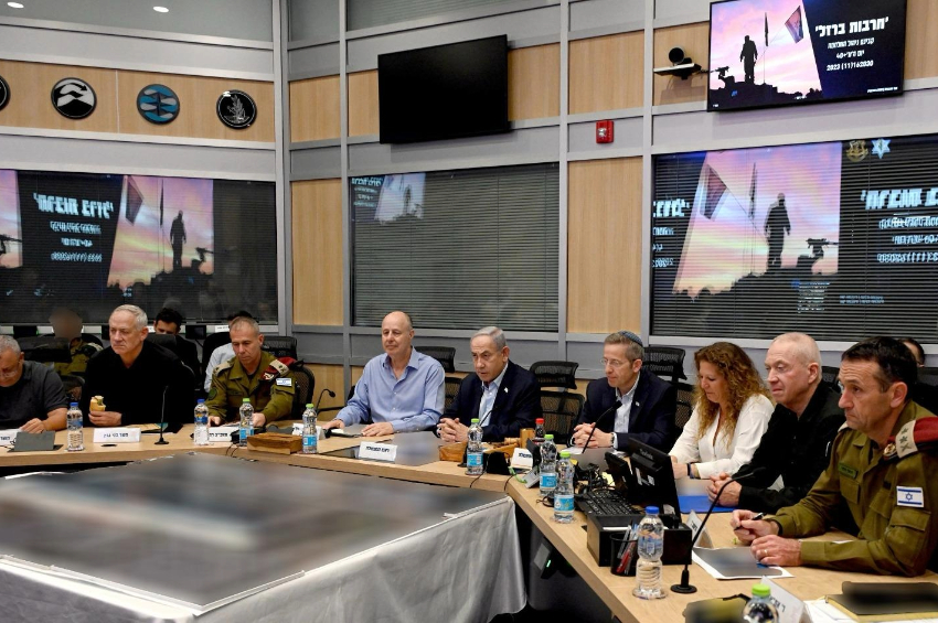 O Primeiro-Ministro Benjamin Netanyahu lidera uma reunião do gabinete de guerra em Tel Aviv, em 16 de novembro de 2023 | Foto: Haim Zach/GPO
