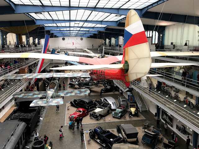 プラハの国立技術博物館における飛行機や自動車などの展示風景