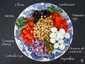 Fresca ensalada de garbanzos, langostinos y verduras con vinagreta de mostaza