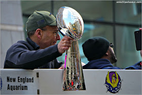 Presidente de los Patriots con el Trofeo de la Super Bowl LIII en el Desfile de Boston