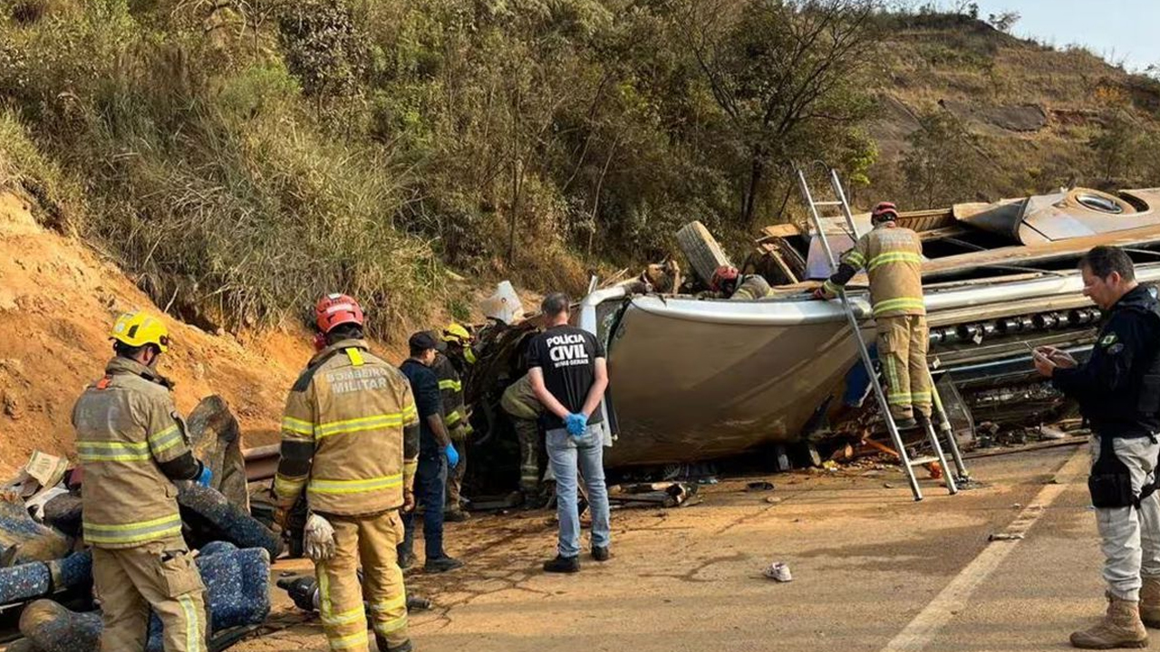 Ônibus com torcedores do Corinthians sofre acidente e deixa 7 mortos