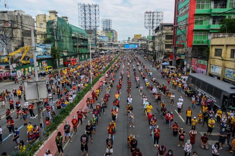 Hundreds of thousands of Filipinos participate in the "Black Nazarene" celebrations despite the pandemic