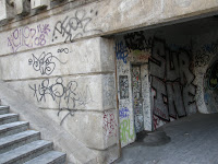 bomba, Budapest, falfirka, graffiti, horogkereszt, lakótelep, Nagy Lajos király útja, Nagyzugló, street art, tiltott önkényuralmi jelkép, vandalizmus, vöröscsillag, XIV. kerület, Zugló