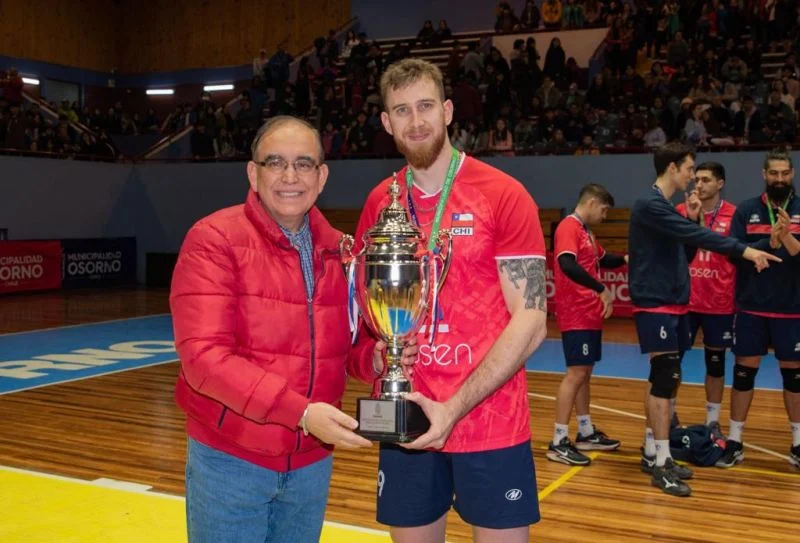 Alcalde Emeterio Carrillo y Dusan Bonacic, capitán de los "Guerreros Rojos"