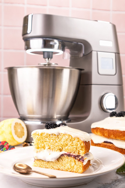 Bolo de Limão com Doce de Amora, Creme de Manteiga e Baunilha