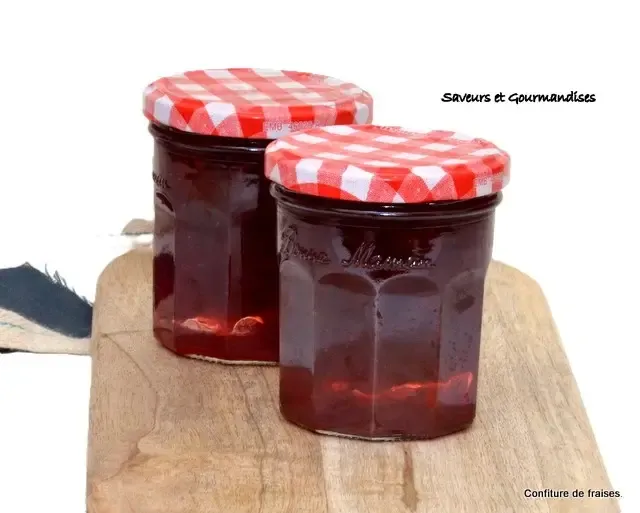 Confiture maison de fraises dans un pot en verre avec couvercle vissé