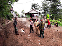 Babinsa Bersama Perdes Dermasuci Cek Perkembangan Bencana Tanah Bergerak