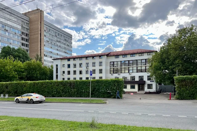 3-я Хорошёвская улица, институт «Гипросвязь» (здание построено в 1977 году), холодильно-складской комплекс с офисами
