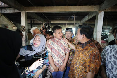 Saat Prabowo Berkunjung Shalawat Bergema di Pasar Batik Setono