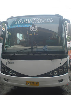 bus pariwisata merah sari