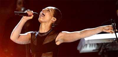 Alicia Keys in a DY Curb Chain Necklace with Pink Spinels
