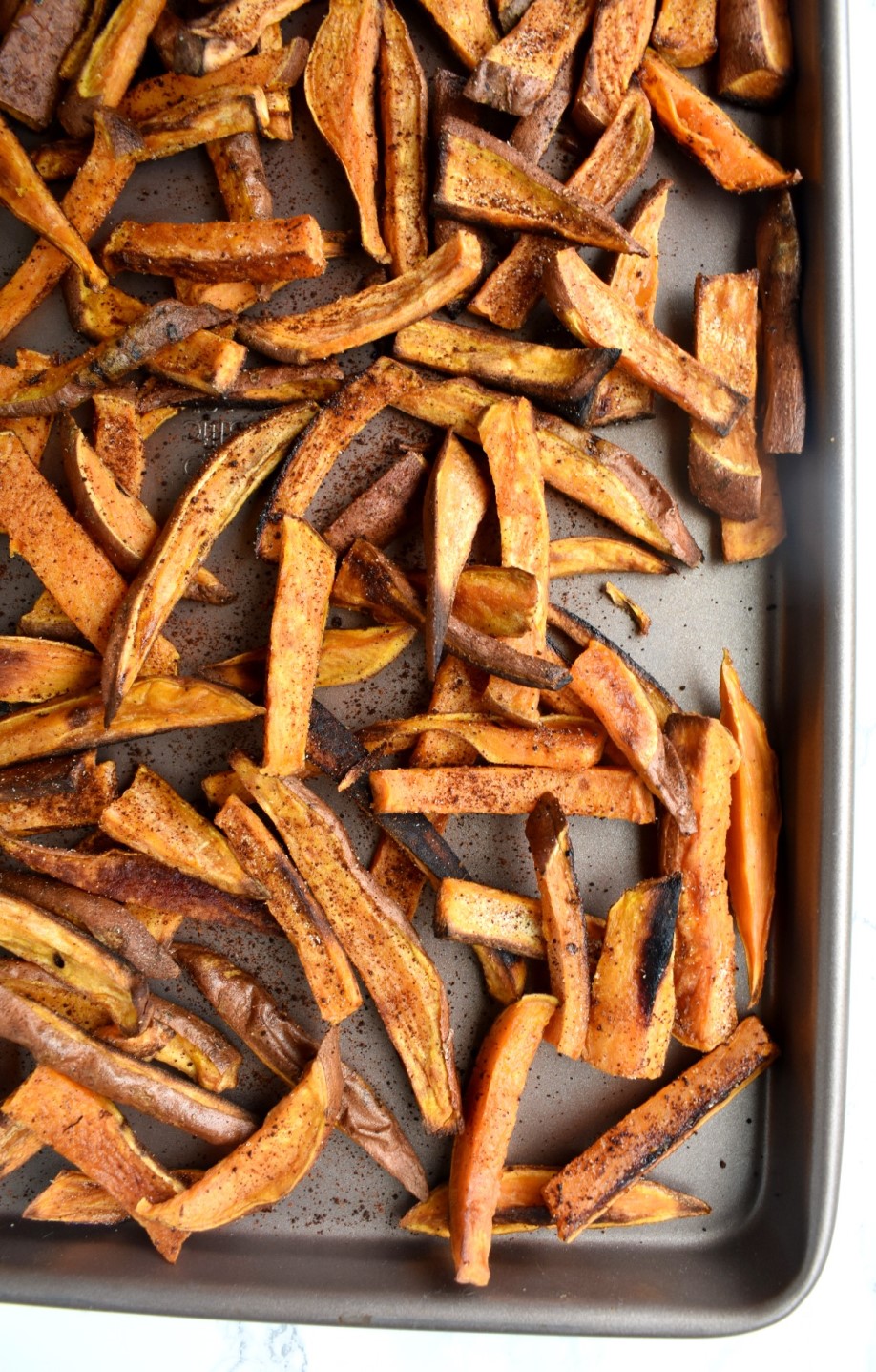 Crispy Baked Sweet Potato Fries are super easy to make, healthy and flavorful with chili, garlic and onion powder! #fries #sweetpotatoes #sweetpotato #frenchfries #healthy #cleaneating