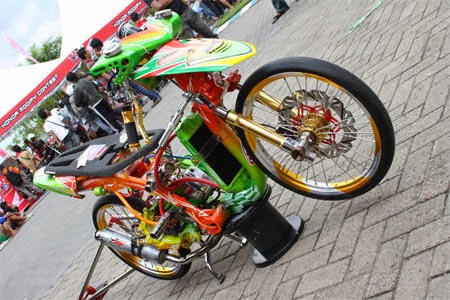 Gambar Motor Drag BeAT Yang Penuh Warna Warni  Koleksi 