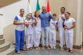 Prefeito de Teresópolis recebe alunos da rede municipal de ensino, medalhistas em etapa estadual de judô