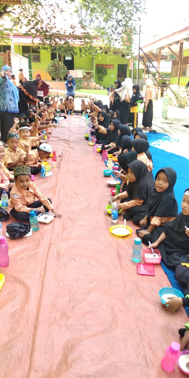 MIN Singkawang Lanjutkan Makan  Bubur di Madrasah Kemenag