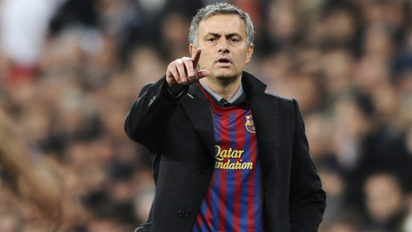 El entrenador del Real Madrid, José Mourinho, con la camiseta del FC Barcelona | Ximinia