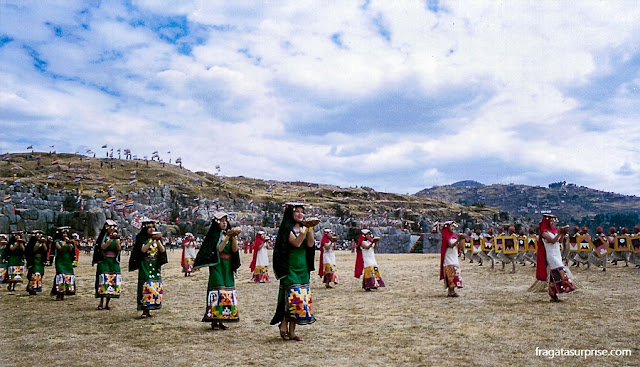 Oferendas ao Deus Sol durante a celebração do Inti Raymi