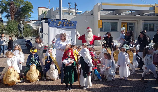 Μεσσήνη: Το καθιερωμένο έθιμο της ευλογίας του Χριστόψωμου συνοδεύτηκε με παραδοσιακούς χορούς