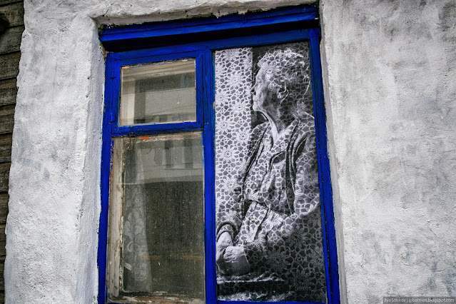 Старушка у окна - рисунок