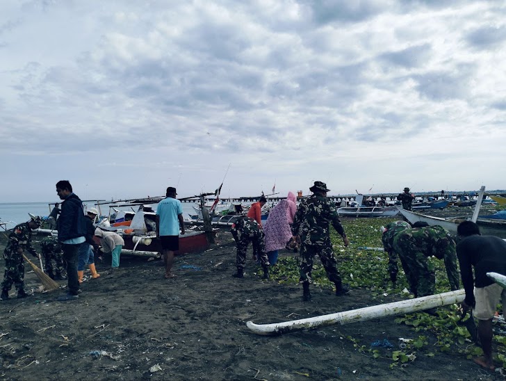 Personel Koramil 1426-04/Galesong Bersama Warga Gotong Royong Wujudkan Pantai Yang Bersih