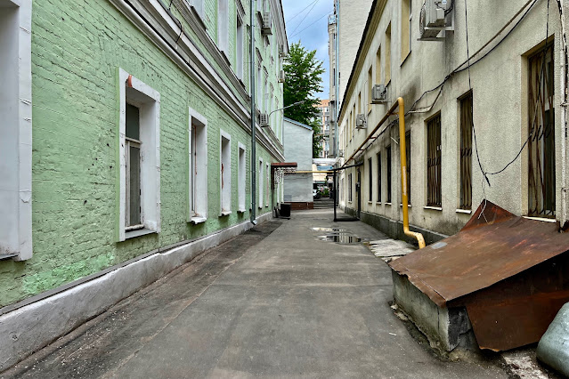 1-й Колобовский переулок, дворы