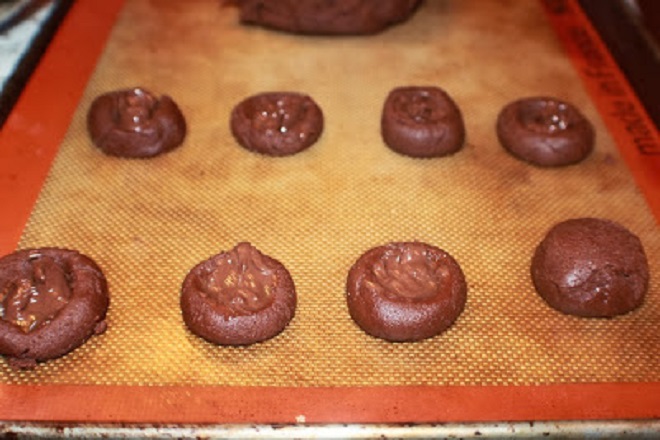 chocolate nutella filling in the cookies
