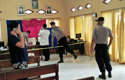 Ambon, Malukupost.com - Dua unit komputer khusus pencetakan Kartu Tanda Penduduk Elektronik (E-KTP) milik Kantor Dinas Kependudukan dan Catatan Sipil (Disdukcapil) Ambon dicuri orang tak dikenal. "Ada dugaan kuat aksi pencurian ini dilakukan antara tengah malam dan dinihari disaat kantor dalam kondisi sunyi dan mereka masuk dengan cara mencongkel jendela samping kantor yang berhimpitan dengan tembok pembatas," kata Kabid Pencatatan Disdukcapil setempat, Ita Pattiwael di Ambon, Kamis (5/7).
