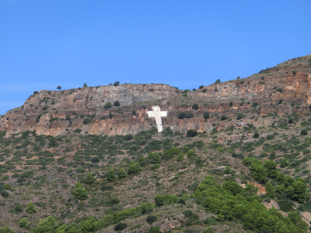cruz de torres torres pintada en la roca vista desde la salida de quart de les valls