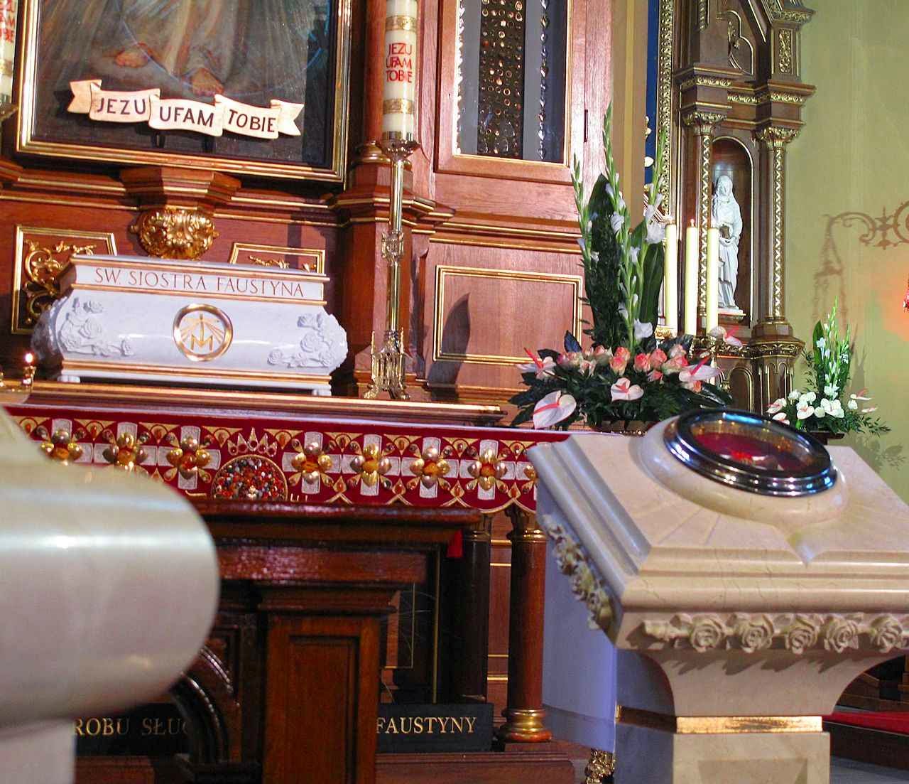 Urna e relíquia de Santa Faustina. Santuário da Divina Misericórdia, Cracóvia, Polônia.