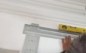 memasang indoor AC split dengan waterpass