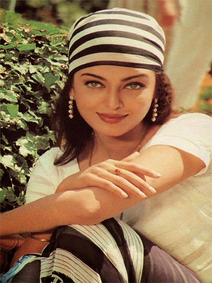 Aishwarya Rai :Top 20 Beautiful Actress Aishwarya Rai's Hottest Photo Gallery (HD Photos)