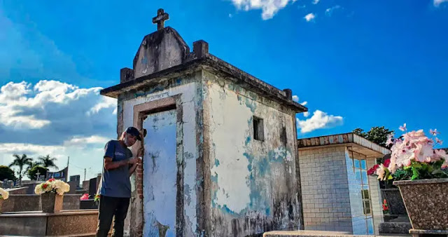 Após morar em sepultura durante 15 anos, homem ganha casa