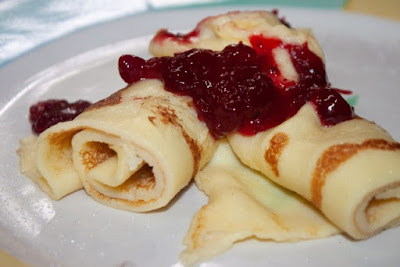 http://www.lazygastronome.com/pannkakor-swedish-pancakes/