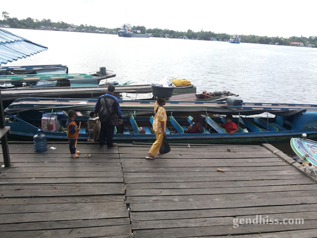 Perahu motor di sungai Mentaya