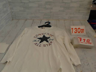 中古品　子供服　１３０ｃｍ　CONVERSE　ホワイト　長袖Ｔシャツ　１１０円