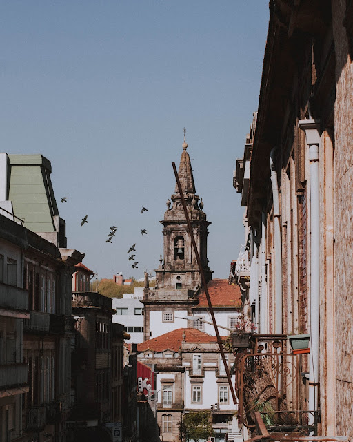 Vista de uma varanda de um prédio antigo para a Igreja da Trindade