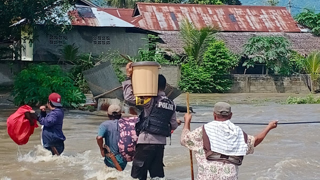 Aksi Heroik Polisi Bantu Warga Korban Banjir di Pakuli Utara