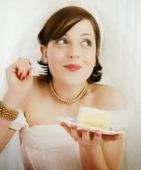 أطعمة ممنوعة عن العروس فى يوم الزفاف - فتاة تأكل امرأة عروسة بنت حلوى حلويات - woman bride eating cake