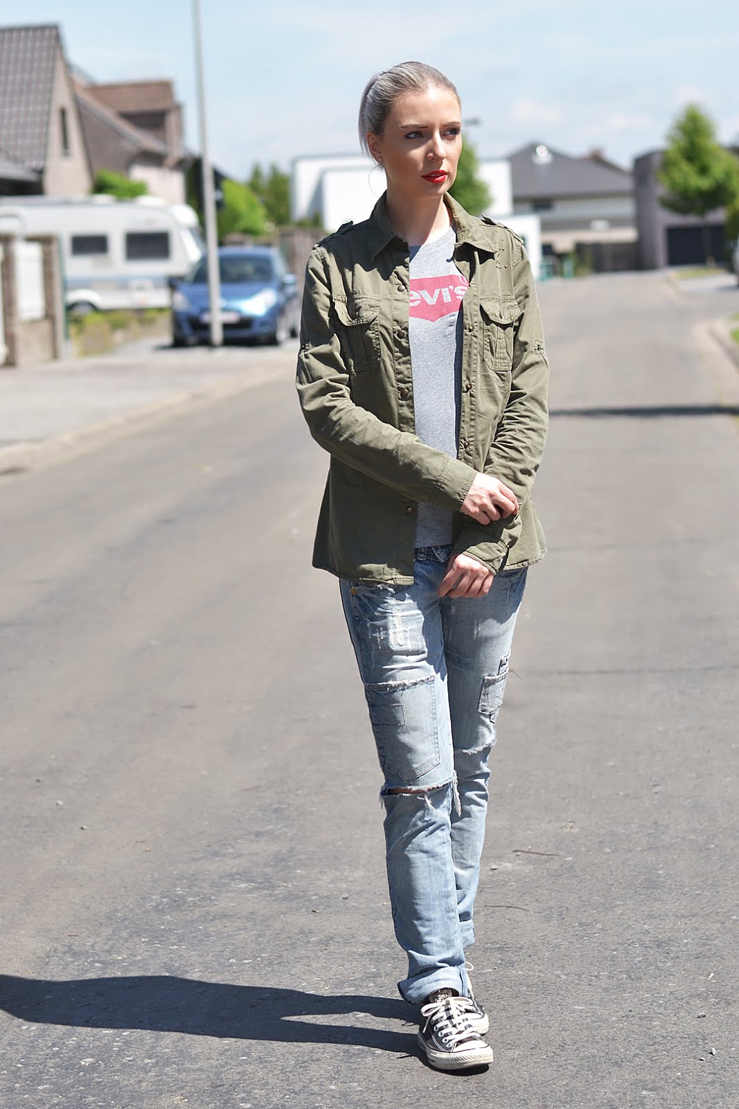 Military shirt, levi’s logo t-shirt, ripped denim jeans, converse all star, laidback, street style, belgische mode blogger, belgian fashion blogger