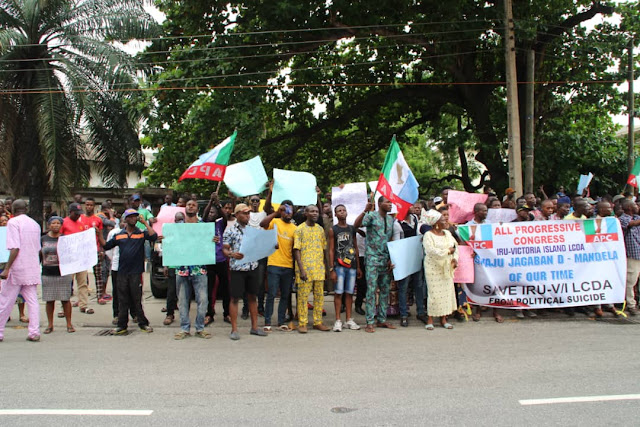 Pandemonium in front of APC National Leader?s House, Bola Tinubu at Ikoyi, Lagos