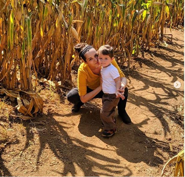 Бриттани Клайн с сыном проводят время в кукурузных лабиринтах.