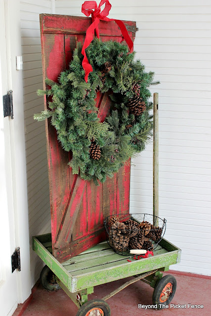 barn door, pallets, porch decor, rustic Christmas, DIY, https://goo.gl/rH05zO