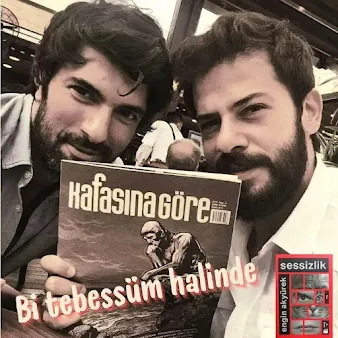 Engin Akyürek e Ahmet Tansu Taşanlar mostrano il n. 3 della rivista Kafasına Göre