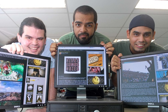 At2

Blogueiros capixabas fazem sucesso na internet.

Na foto: Felipe Siqueira (barba), Humberto Franklin (boné) e Bruner Franklin, do blog "Nerds Somos Nozes".

Foto Jussara Martins
