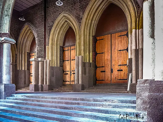 Portales de entrada con escalones a la Facultad de Ingenieria de Buenos Aires.