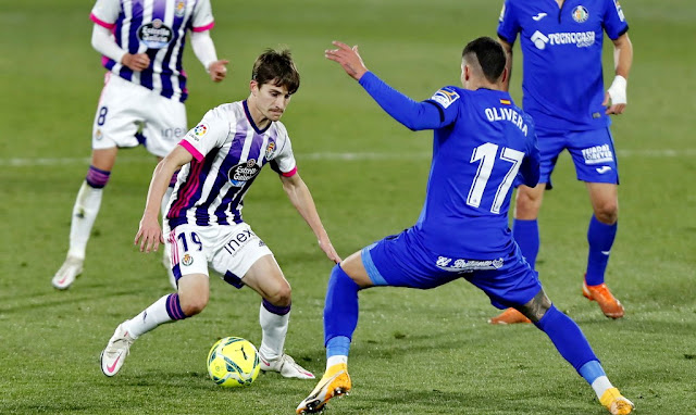 Toni Villa intenta el dribling con Olivera. GETAFE C. F 0 REAL VALLADOLID 1. 02/01/2021. Campeonato de Liga de 1ª División, jornada 17. Getafe, Madrid, estadio Coliseum Alfonso Pérez. GOLES: 0-1: 37’, Weissman