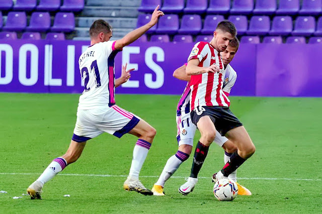 Michel Herrero y Pablo Hervías disputan un balón con Oian Sancet. REAL VALLADOLID C. F. 2 ATHLETIC CLUB DE BILBAO 2 (2-4 en los penaltis). 08/10/2020. XLVI Trofeo Ciudad de Valladolid. Valladolid, estadio José Zorrilla.